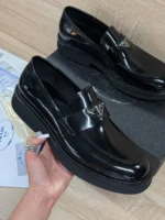 Мужские лоферы Prada чёрного цвета, артикул 348991