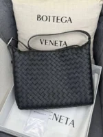 Мужская сумка мессенджер Bottega Veneta чёрного цвета, артикул 348622