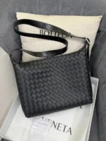 Мужская сумка мессенджер Bottega Veneta чёрного цвета, артикул 348622 — фото 2