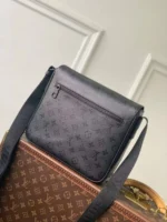 Мужская сумка мессенджер Louis Vuitton чёрного цвета, артикул 348677 — фото 2