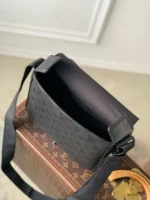 Мужская сумка мессенджер Louis Vuitton чёрного цвета, артикул 348677 — фото 4
