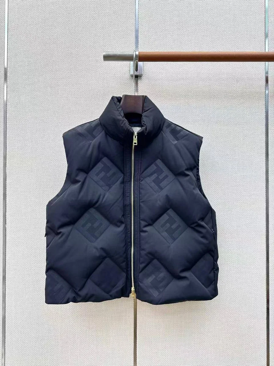348821_1 Женская безрукавка Fendi чёрного цвета, артикул 348821