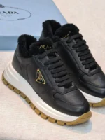 Женские зимние кроссовки Prada чёрного цвета, артикул 348804 — фото 4