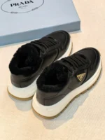 Женские зимние кроссовки Prada чёрного цвета, артикул 348804 — фото 6
