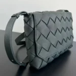 Мужская сумка мессенджер Bottega Veneta цвета хаки, артикул 348676 — фото 4