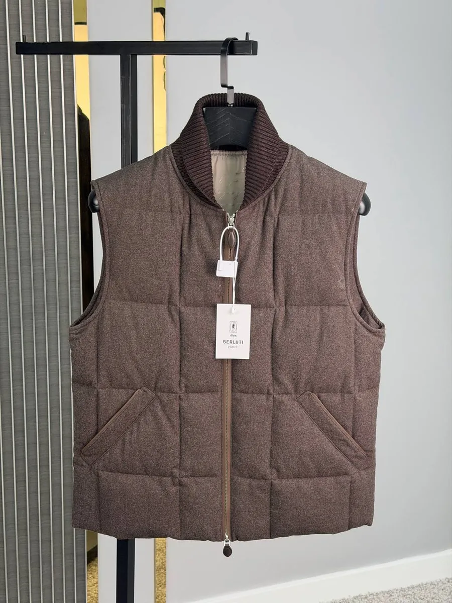 348900_1 Мужская безрукавка Berluti коричневого цвета, артикул 348900