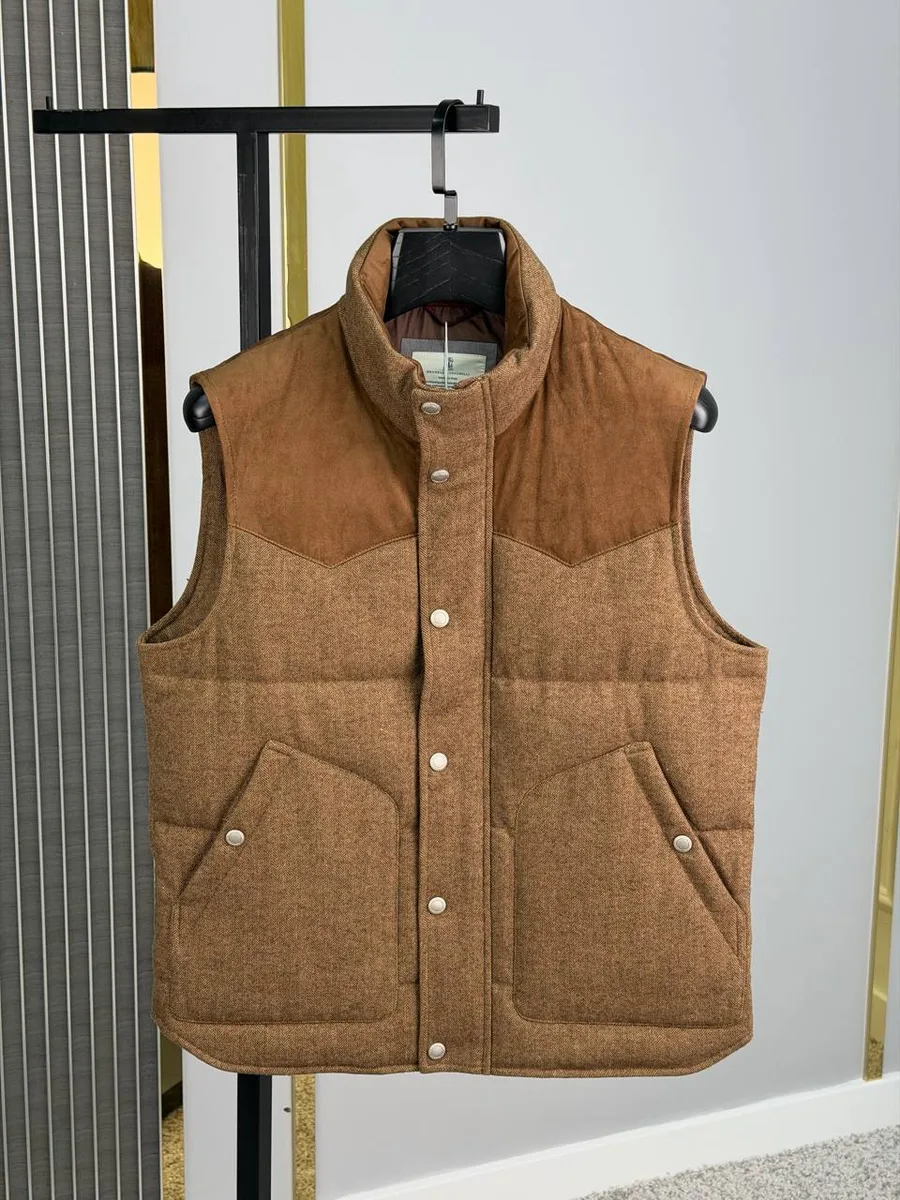 348896_1 Мужская безрукавка Brunello Cucinelli коричневого цвета, артикул 348896