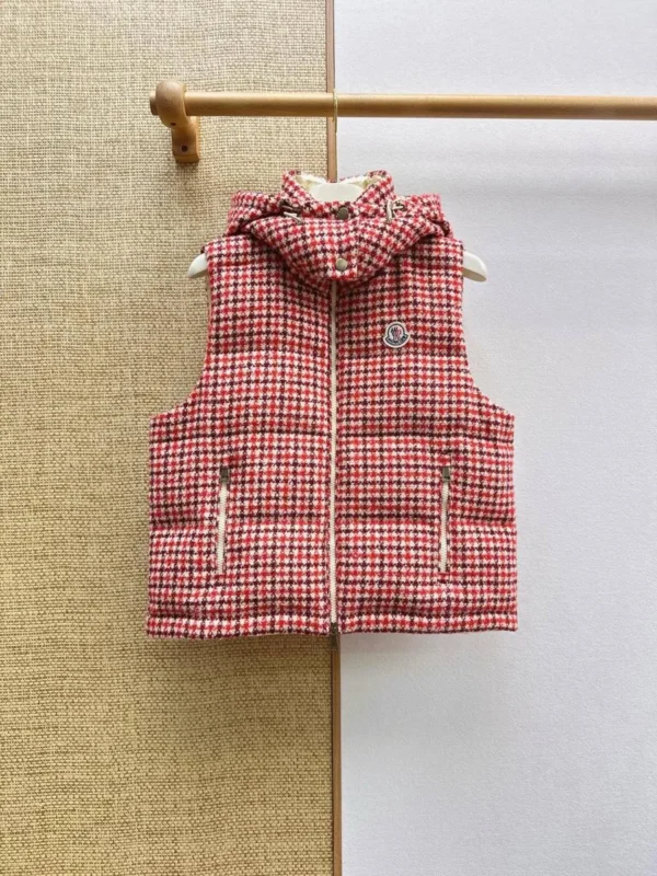 Женская безрукавка Moncler красного цвета, артикул 348445