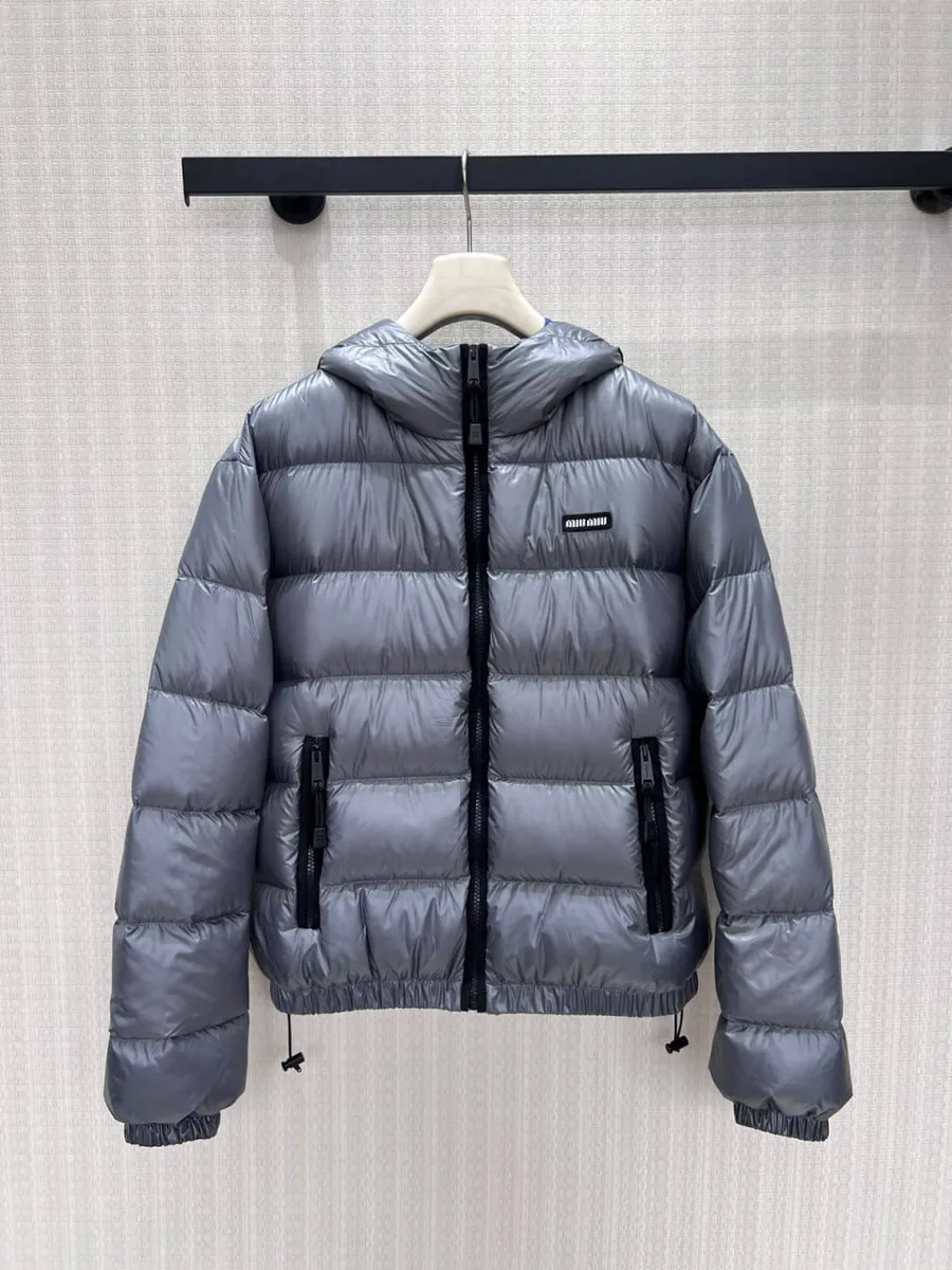 348436_1 Женская куртка Moncler серого цвета, артикул 348436